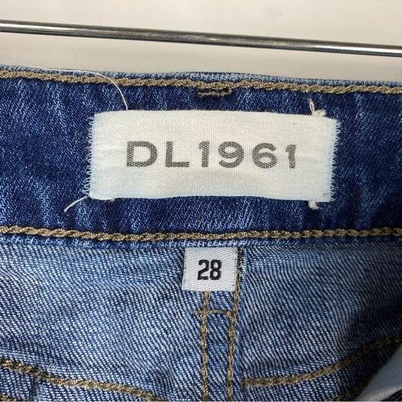 DL1961 Renee Medium Wash Blue Distressed Denim Shorts Women’s Size 28 - Picture 4 of 8
